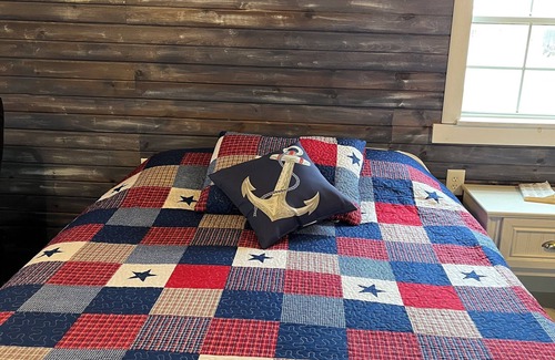 Russell County Cabin | Pet friendly cabin w/ bathroom, WiFi and Heat/AC in ART town Lucas. Lake nearby.