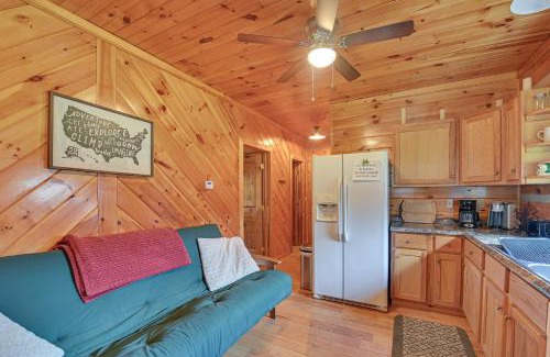Beattyville House | Pet-Friendly Cabin with Hot Tub in Daniel Boone NF
