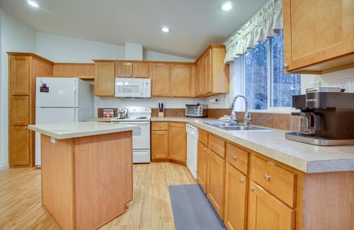 Cascade House | Pet-Friendly Cascade Vacation Rental with Fire Pit!