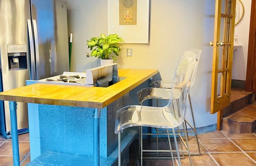 Bouldin House | Pet-Friendly Chic SoCo Bungalow with yard, w/d, full kitchen