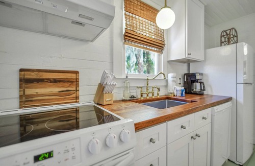 Thunderbolt House | Pet Friendly Cottage In Thunderbolt w/Parking + Large Yard by Lucky Savannah