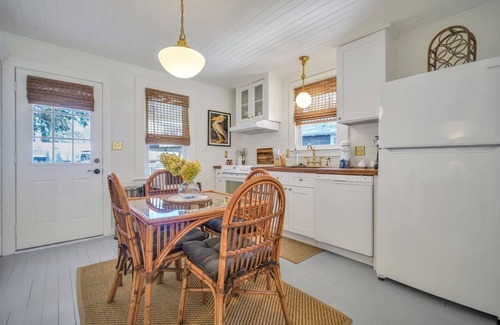 Thunderbolt House | Pet Friendly Cottage In Thunderbolt w/Parking + Large Yard by Lucky Savannah