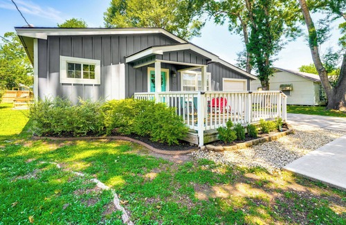 Tomball Cottage | Pet-friendly Cottage, 3 Blocks to Main St!