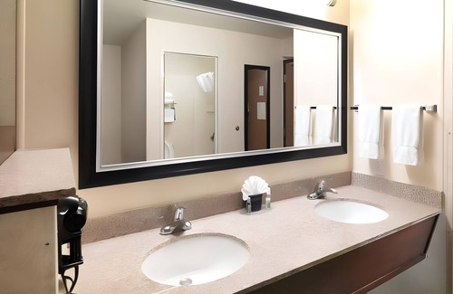 Rio Grande Hotel | Pet-Friendly Downtown Accommodation w/Pool, Sauna + Free Breakfast l 3 Rooms