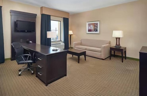 Decatur Hotel | Pet-Friendly Decatur Stay: Modern Rooms, Pool & Breakfast Included