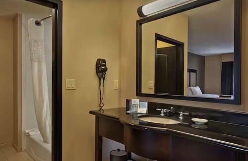 Decatur Hotel | Pet-Friendly Decatur Stay: Modern Rooms, Pool & Breakfast Included