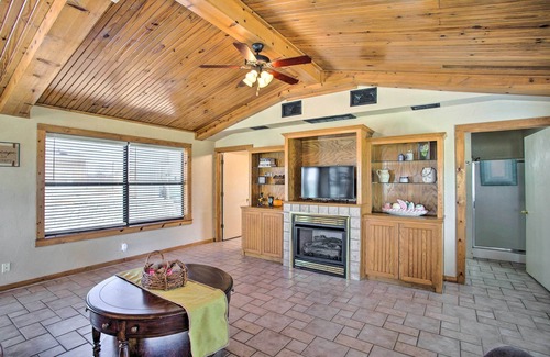 Calera Cottage | Pet-Friendly Efficiency Cottage w/Pool!