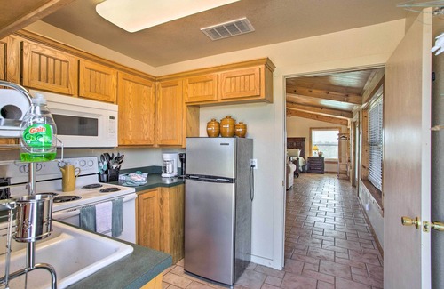 Calera Cottage | Pet-Friendly Efficiency Cottage w/Pool!