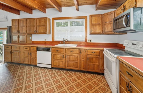 Meredith House | Pet Friendly Escape to Lake Waukewan for Your Next Getaway