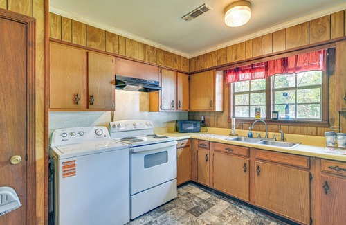 Eutaw House | Pet-Friendly Eutaw Home Near Historic Square