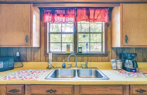 Eutaw House | Pet-Friendly Eutaw Home Near Historic Square