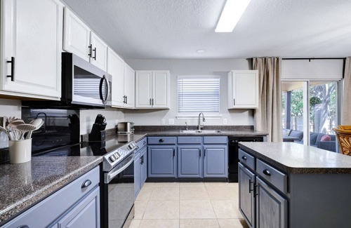 San Antonio House | Pet Friendly, Family Friendly, Huge Yard, Fire Pit, WiFi