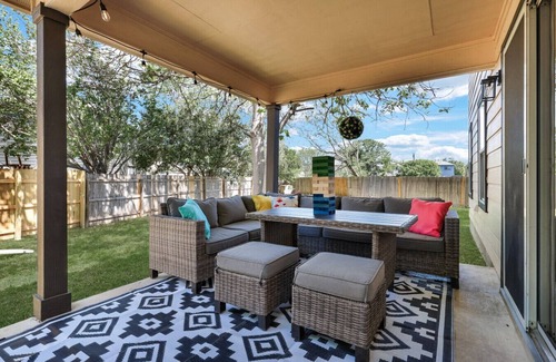 San Antonio House | Pet Friendly, Family Friendly, Huge Yard, Fire Pit, WiFi