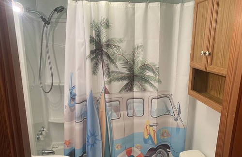 Milford House | Pet Friendly Fenced in Yard 2 Miles From DE TURF