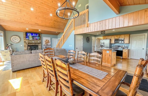 Waterfront Greens House | Pet friendly! Free golf and lake access! All new furnishings!