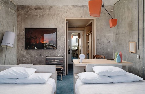 Wilshire Center Hotel | Pet-Friendly Fun, Relax in the Heart of LA, Hollywood Hills View, Pool!