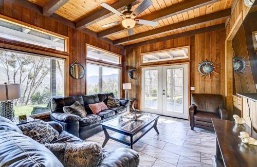 Grants Pass House | Pet-Friendly Grants Pass Home with Hot Tub!