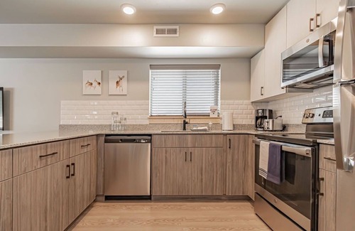 Rexburg Condo | Pet Friendly! Heart of Rexburg close to Jackson Hole,Yellowstone Nat park & BYUI