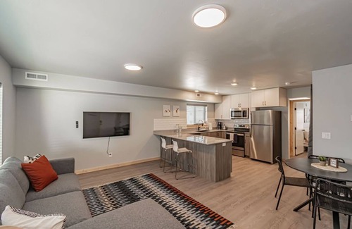 Rexburg Condo | Pet Friendly! Heart of Rexburg close to Jackson Hole,Yellowstone Nat park & BYUI