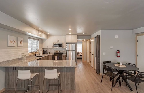 Rexburg Condo | Pet Friendly! Heart of Rexburg close to Jackson Hole,Yellowstone Nat park & BYUI