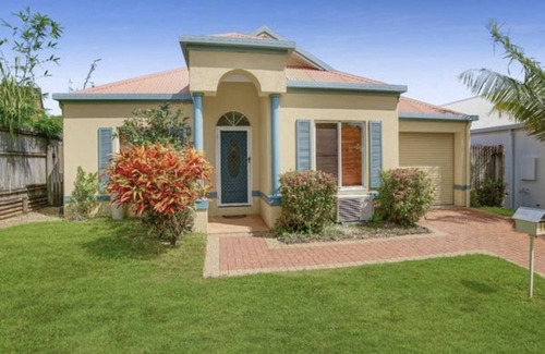 Brinsmead House | Pet friendly home, 10 minutes from the city and 10 minutes from the beach
