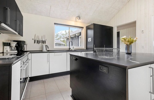 Bedegaard House | Pet friendly home in Nexø with kitchen