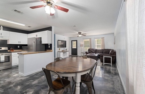 Crestview House | Pet friendly home in the heart of Crestview