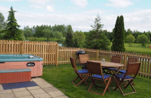 Bedford Cottage | Pet friendly lakeside cottage with private hot tub, onsite golf course & cafe
