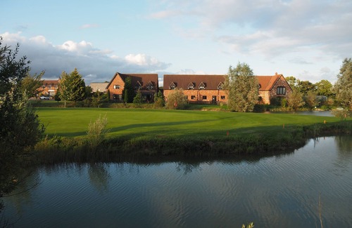 Bedford Cottage | Pet friendly lakeside cottage with private hot tub, onsite golf course & cafe