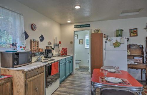 Libby Apartment | Pet-Friendly Libby Cottage with Mountain Views!
