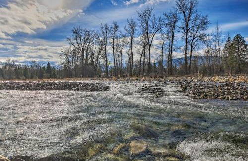 Libby Apartment | Pet-Friendly Libby Cottage with Mountain Views!