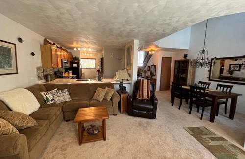 Hidden Valley House | ☀️ Pet-Friendly Mountain Retreat w/Pool Access, Fire Pit & Peaceful Deck 🐾🔥💑