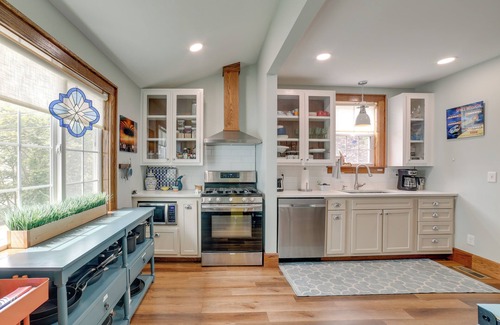 Morgantown House | Pet-Friendly ‘Murph Landing’ - 1 Mile to WVU!