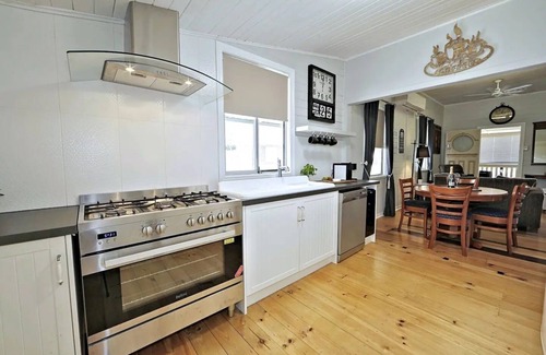 Bundaberg West House | Pet Friendly Near CBD Sleeps 10 Free Wifi Netflix Fullair con Close to Hospital