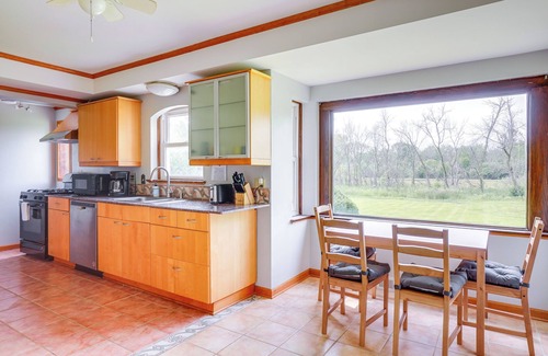 Brookfield Apartment | Pet-Friendly New Berlin Retreat w/Patio & Yard!
