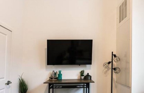 Central Northside House | Pet Friendly North Shore Studio w/Fitness Center