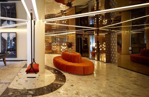 Hipodromo Hotel | Pet-Friendly Paradise: Explore El Pendulo with Your Furry Friend!