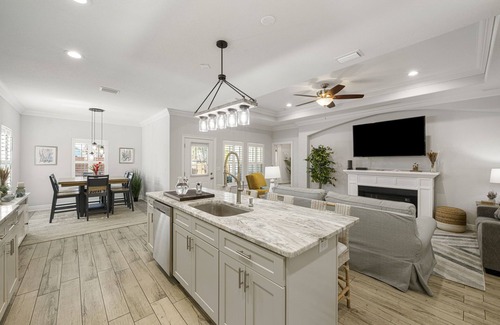 Biltmore Beach House | PET FRIENDLY & PRIVATE POOL CLOSE TO THE BEACH AND THE LAGOON!