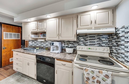 Rockford House | Pet-Friendly Rockford Home Near Skiing & Hiking!