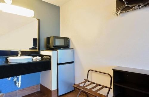 Valdosta Hotel | Pet Friendly Room With Parking Near BBQ And Family Fun
