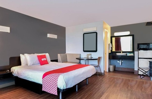 Valdosta Hotel | Pet Friendly Room With Parking Near BBQ And Family Fun