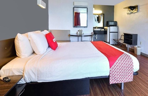 Valdosta Hotel | Pet Friendly Room With Parking Near BBQ And Family Fun