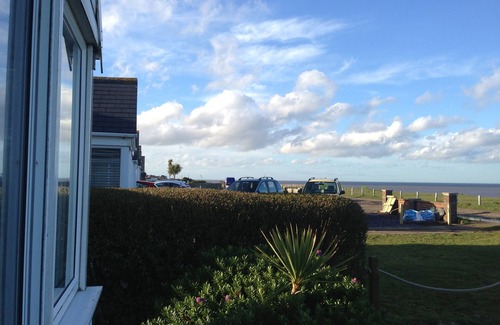 Scratby House | Pet-Friendly, Sea Views, Close to Norfolk Broads, easy access to sandy beach