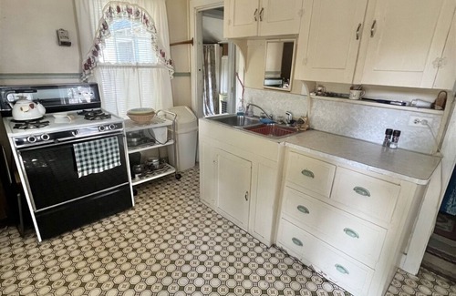 Standish Cottage | Pet friendly - SEBAGO LAKE BEACHFRONT.