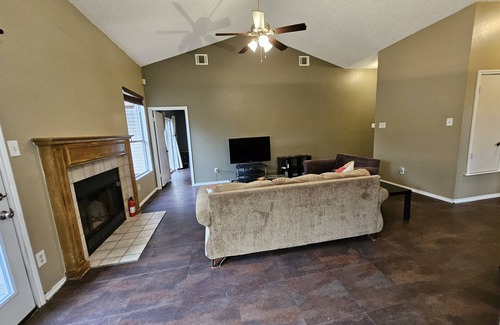 Wells Branch House | PET FRIENDLY Spacious 2 Bedroom House in N. Austin w/large yard near the Domain