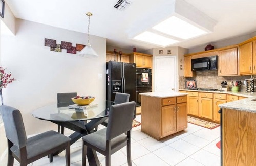 Euless House | Pet Friendly Spacious 3BR Home with King Bed