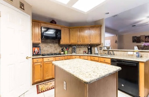 Euless House | Pet Friendly Spacious 3BR Home with King Bed