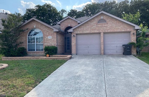 Euless House | Pet Friendly Spacious 3BR Home with King Bed