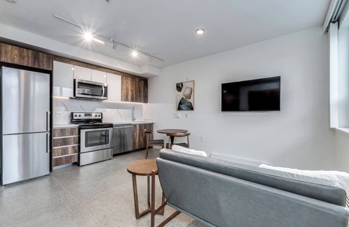 Downtown Vancouver Apartment | Pet Friendly Studio@1170 Barclay