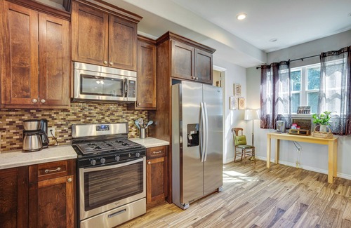Tomball Cottage | Pet-friendly Tomball Home: Walk to Main Street!